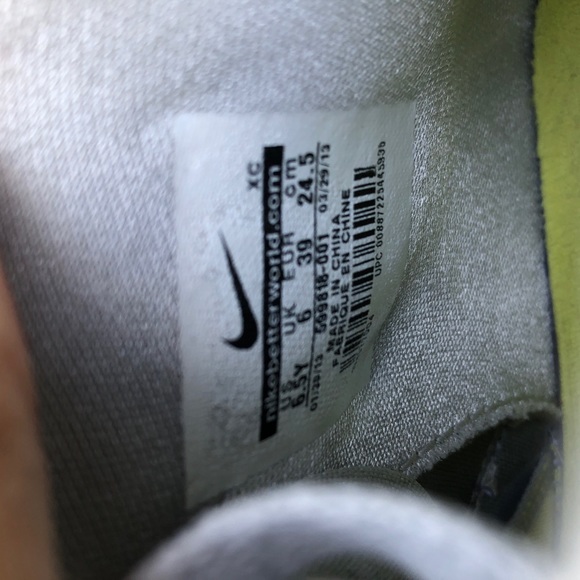 Nike youth 6.5 basketball sneakers grey and yellow - Picture 7 of 8